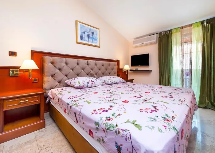 Luna Tsuki Six מלון דירות רוביני